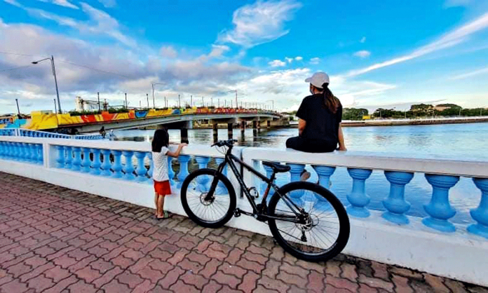 The Iloilo River Esplanade in the city’s Mandurriao district screams of verve this one early morning. The 1.2-kilometer linear park was a friendly stretch for walking, jogging, open-air dining, among others. INHALING THE CITY BLUES