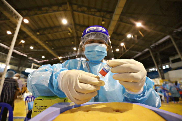 ANTI-COVID DOSE. A health worker prepares an “anti-coronavirus vaccine” during a mock vaccination in Iloilo City on Jan. 29. Based on the city government’s initial immunization screening, Ilonggos are hesitant to get the shots due to the potential side effects. ARNOLD ALMACEN/CMO