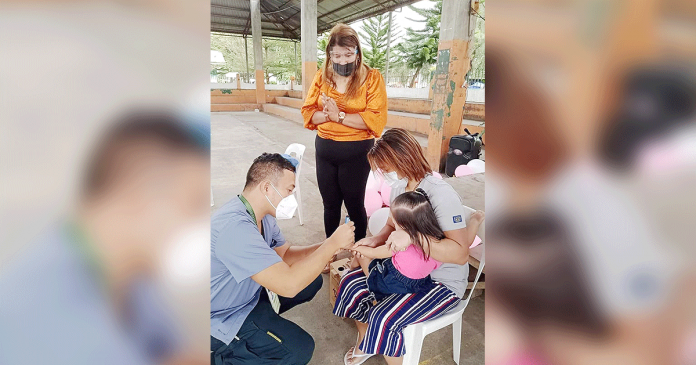 immunization NO PAIN, NO GAIN. A girl gets a shot of the measles vaccine during the first day of the Department of Health’s Measles-Rubella and oral polio mass immunization at a covered gym in La Castella in Negros Occidental. ARANKA LA CASTELLANA