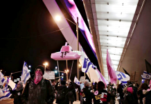 Israeli police use water cannon to disperse anti-PM crowd Protesters are on their way to Israeli Prime Minister Benjamin Netanyahu's official residence in Jerusalem. AP PHOTO/MAYA ALLERUZZO