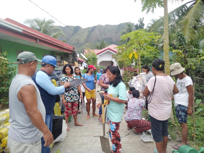 news-antique-farmers Members of the Tigmamale Irrigators Association in Valderrama, Antique receive farm equipment and vegetable seeds from the Department of Agriculture Special Area for Agricultural Development. DA-6 SAAD