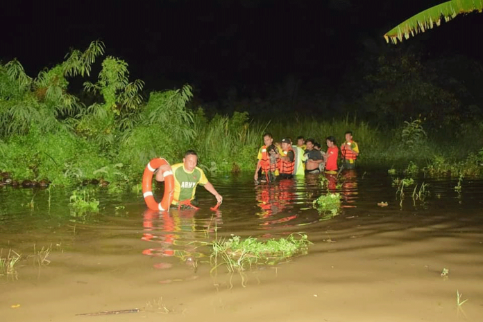 news-dominique-flood Philippine Army soldiers rescue residents of a flood-hit barangay in San Carlos City, Negros Occidental on the night of Feb. 14.. SAN CARLOS DRRMO