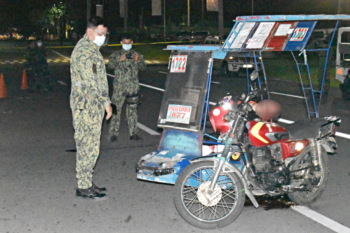 news-mae-kill Policemen investigate a shooting incident that left 29-year-old Medelyn Benignos dead in Barangay 8, Bacolod City on Feb. 20. POLICE STATION 2/BCPO