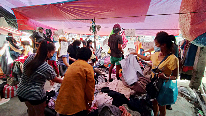 ukay-ukay BARGAIN-HUNTING On Iloilo City’s De Leon Street, ukay-ukay flourishes even in the time of pandemic. Buyers gouge on piles of rundown items. With rock-bottom prices, who’s not interested to at least check them out? IAN PAUL CORDERO/PN