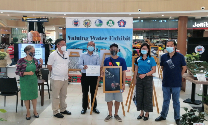 MIWD-Photo-Art-Contest Metro Iloilo Water District marks World Water Day with a photo art contest themed “Valuing Water.” From left: Dr. Jessica Salas of Kahublagan Sang Panimalay Foundation; Iloilo Provincial Environment and Natural Resources Office in-charge Atty. Ceasar Emmanuel Buyco; water district general manager Engineer Rolixto Jodieres Jr.; photo art contest champion Jesse Villanueva; MIB COO Engineer Rowena Dalosa, and MPIW HR Officer Francis Gerard Habana. PHOTO ART CONTEST