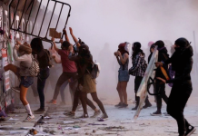 Protesters clash with police in Mexico Some protesters try to break through a metal barrier that had been erected ahead of the march. On Monday, police and activists have clashed in Mexico City at a march to mark International Women’s Day. REUTERS