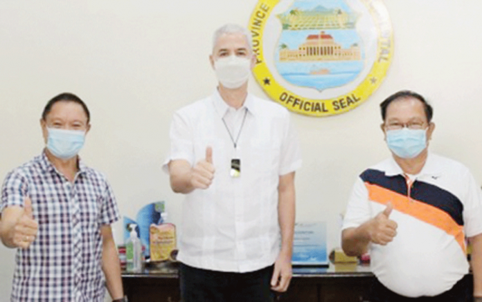 News-negros Negros Occidental’s Gov. Eugenio Jose Lacson (center) and Provincial Agriculturist Japhet Masculino (left) welcome Secretary Emmanuel Piñol (right), chairperson of Mindano Development Authority, at the Provincial Capitol in Bacolod City. The province and MinDA are set to sign a technical cooperation agreement for the sharing of farm technologies. PIO NEGROS OCCIDENTAL