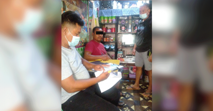 antique-most-wanted Murder suspect Niel Paller of San Remigio, Antique (center) offered no resistance when arrested by undercover policemen in Bacoor, Cavite on March 18, 2021. PRO-6 PHOTO
