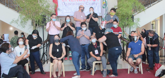 bacolod Bacolod City health care workers get their first of two doses of Sinovac coronavirus vaccine during the ceremonial vaccination at the Bacolod City Government Center yesterday. ARCHIE ALIPALO/PN