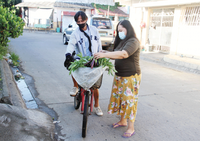 biz-2-banner An ambulant vendor uses his bicycle with a carrier to sell fresh vegetables. Many Filipinos resort to ambulant vending as a source of livelihood during the coronavirus disease 2019 outbreak. The pandemic continues to hinder economic activities in the country which left millions of jobless Filipinos. GIL CALINGA/PNA
