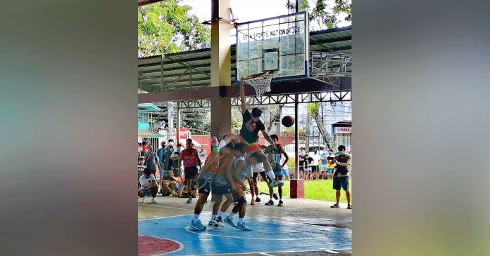 Tigbauan Ninjas’ Ian Carl Gasacao emerges as the king of JB Amateur Basketball League slam dunk competition on Sunday at La Paz Open Gym in La Paz, Iloilo City. JB ABL FACEBOOK PAGE