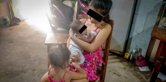 ‘CHILD HAVING A CHILD.’ Nene, 17, cradles her baby while her other daughter seeks her attention, too. Having a child at a very young age could pose high risks, an expert shares. IAN PAUL CORDERO/PN