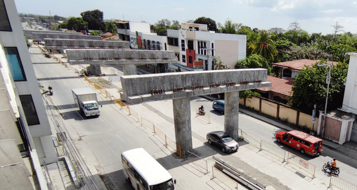 At 7 a.m. to 5 p.m. starting today until March 21, public works personnel will be busy installing the first set of girders on this 453.70-meter long flyover in Barangay Ungka II, Pavia, Iloilo. There will be a temporary road closure yet again, prompting vehicles to take alternate routes. JIRO SHEEN EMELIO/PN At 7 a.m. to 5 p.m. starting today until March 21, public works personnel will be busy installing the first set of girders on this 453.70-meter long flyover in Barangay Ungka II, Pavia, Iloilo. There will be a temporary road closure yet again, prompting vehicles to take alternate routes. JIRO SHEEN EMELIO/PN