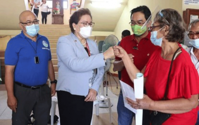 region-antique-informal Antique’s Gov. Rhodora Cadiao (second from left) leads the distribution of financial assistance to informal settlers affected by the construction of the Department of Environment and Natural Resources office. PHOTO COURTESY OF ANTIQUE PIO
