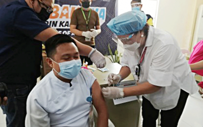 region-antique-vax NURSE CADIAO. Gov. Rhodora Cadiao, a registered nurse, administers the first dose of Sinovac anti-coronavirus disease 2019 vaccine, to Czerwin Juales, chief nurse of the Angel Salazar Memorial General Hospital in San Jose, Antique on March 10, 2021. The province was allotted 800 vials of the vaccine. PNA PHOTO BY ANNABEL CONSUELO J. PETINGLAY
