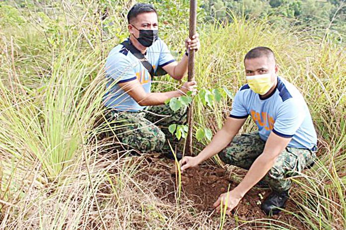 region-ime-guimaras-trees Personnel of the Guimaras Provincial Mobile Force Platoon plant trees in Sitio Tico, Barangay Concordia, Sibunag, Guimaras. “This is an expression of our concern for the environment,” says Police Colonel Pablito Asmod Jr., Guimaras police director. PHOTO FROM THE GUIMARAS POLICE PROVINCIAL OFFICE