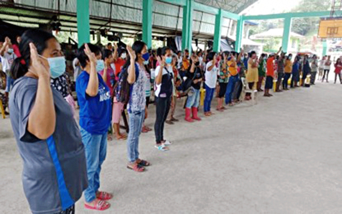 region-persona Residents of Barangay Bagongbong, Lambunao town, Iloilo swear allegiance to the government and denounce the Communist Party of the Philippines – New People’s Army. Bagongbong is among the 13 barangays in Panay Island that declared the rebels unwelcome in their turfs last month. PHOTO COURTESY OF 301ST INFANTRY BRIGADE, PHILIPPINE ARMY