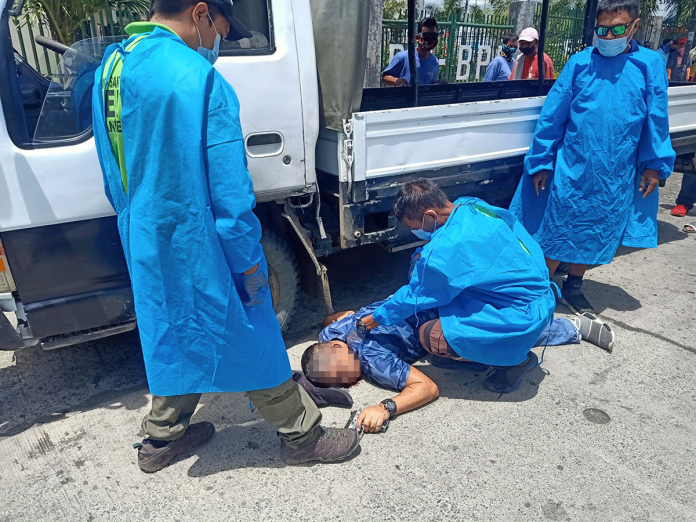 shooting2 The dead Jail Senior Inspector Andrew Larupay still tightly grips his gun. He was shot by Philippine Army soldiers in Barangay Bolong Oeste, Santa Barbara, Iloilo following a traffic altercation. PANAY EMERGENCY GROUP