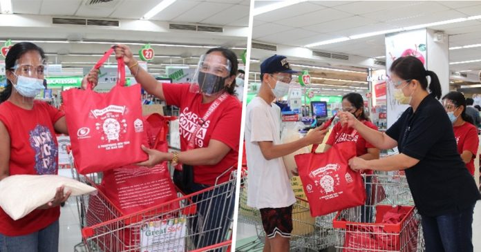 1 GT GT Foundation, Inc. and Metrobank Foundation, Inc. kept the tradition of gift-giving alive with Bags of Blessing even amid the pandemic. In the photos are beneficiaries receiving their food packages at supermarket in the City of Manila which served as one of the distribution sites in NCR.