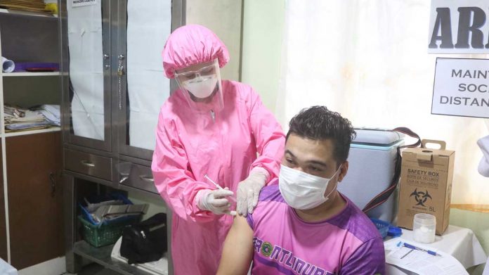 Nation-2-banner A medical worker administers the AstraZeneca’s coronavirus disease 2019 vaccine to a frontliner in Lambunao, Iloilo. The Department of Health has received a green light from the Food and Drugs Administration to resume the use of AstraZeneca’s jab on people under the age of 60. CEC INFOCENTER LAMBUNAO