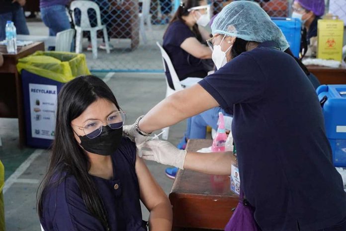Nation-pic-banner A health worker injects coronavirus disease 2019 (COVID-19) vaccine to a frontliner in Iloilo City. On Wednesday, the Food and Drug Administration approved the use of Sinovac’s COVID-19 vaccine on senior citizens. ILOILO CITY GOVERNMENT