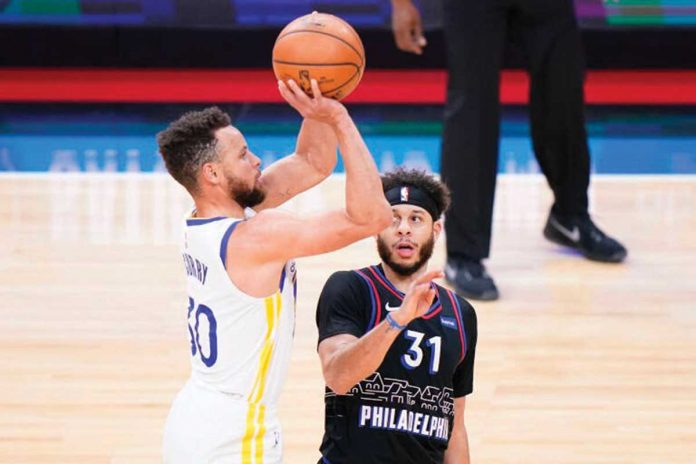 Golden State Warrior’s Stephen Curry (left) shoots for a basket against Philadelphia 76ers’ Seth Curry (right) during their NBA basketball game at Wells Fargo Center in Philadelphia, Pennsylvania on Monday. AP PHOTO Golden State Warrior’s Stephen Curry (left) shoots for a basket against Philadelphia 76ers’ Seth Curry (right) during their NBA basketball game at Wells Fargo Center in Philadelphia, Pennsylvania on Monday. AP PHOTO
