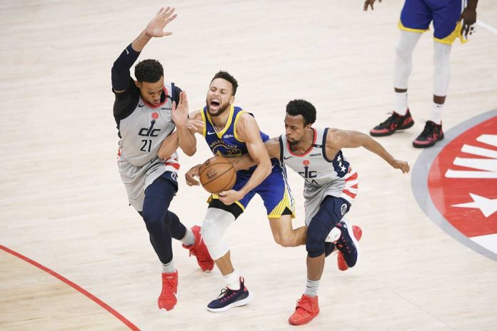 Sports-1-banner Washington Wizards’ Daniel Gafford (left) and Ish Smith (right) tries to seize the ball against Golden State Warriors’ Stephen Curry (center). NICK WASS/AP