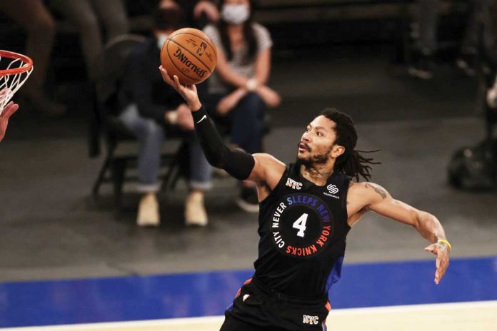 Sports-1-banner New York Knicks’ Derrick Rose drives to the basket against New Orleans Pelicans during the second half of their NBA game on Sunday at Madison Square in New York. ADAM HUNGER/AP