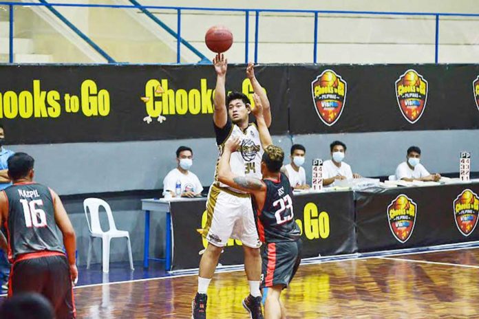 Siquijor Mystics’ Ryan Buenafe attempts a basket against Dumaguete Warriors’ Ronald Roy during the 2021 Chooks-to-Go Pilipinas VisMin Super Cup on Saturday night. PILIPINAS VISMIN SUPER CUP Siquijor Mystics’ Ryan Buenafe attempts a basket against Dumaguete Warriors’ Ronald Roy during the 2021 Chooks-to-Go Pilipinas VisMin Super Cup on Saturday night. PILIPINAS VISMIN SUPER CUP