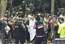 Divers rescue trapped Thai Buddhist monk Rescuers help Phra Manas (center) walk out from Tham Phra Sai Ngam cave in Thailand on Wednesday. The 46-year-old monk was trapped inside a cave for four days. AP