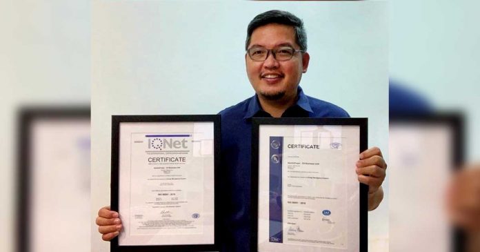 AboitizPower Group Oil Business Unit President and Chief Operating Officer Aldo Ramos with the ISO 50001:2018 Certification.