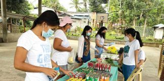 Masked youth volunteers in Santa Barbara, Iloilo prepare a community pantry. The public must always adhere to minimum health protocols to curb coronavirus disease 2019 transmission. JAP FAJARDO/PN