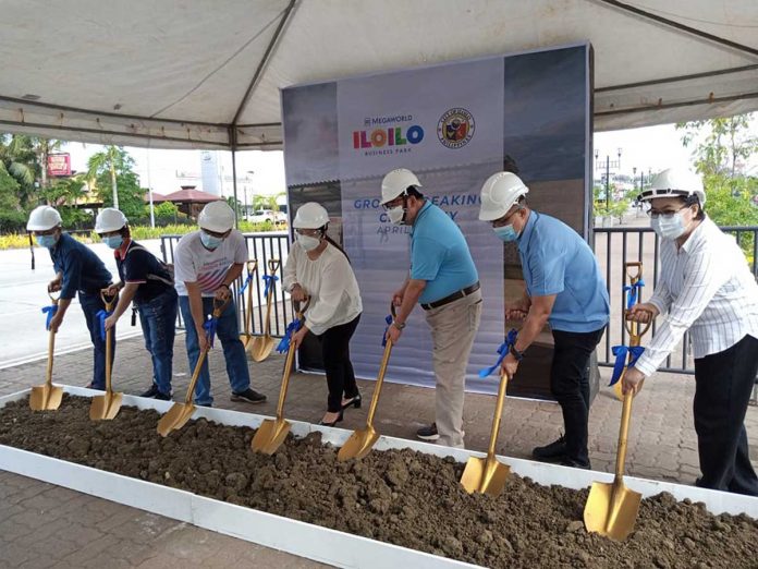 Iloilo City’s mayor Jerry Treñas (3rd from right) and Megaworld vice president Jennifer Fong (4th from right), together with other city officials, lead the groundbreaking for the Megaworld-donated waiting sheds along Diversion Road in Mandurriao district. GLENDA TAYONA/PN
