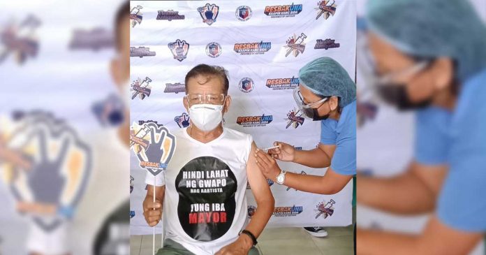 hamtic Mayor Julie Pacificador (top photo) of Hamtic, Antique receives his first dose of CoronaVac vaccine against coronavirus disease 2019. He hopes his example would encourage more people in his town to also have themselves inoculated. PHOTOS FROM FACEBOOK PAGE OF MAYOR PACIFICADOR