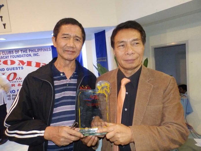 herbert-Vego Former Panay News editor-in-chief and now columnist Herbert Vego is holding an award with Panay News late founder Daniel Fajardo. PN FILE PHOTO