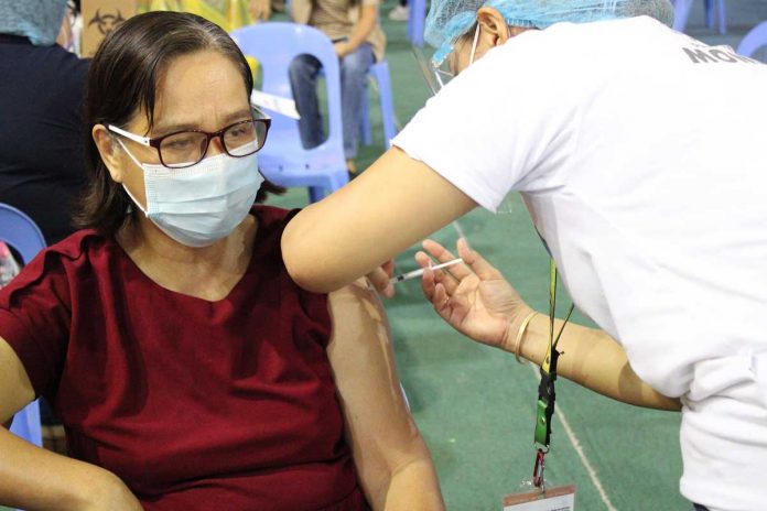 region-antique-senior-vax A senior citizen of San Jose, Antique gets vaccinated against coronavirus disease 2019 at the EBJ Gymnasium. ANTIQUE PIO PHOTO