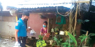 A Boracay Island policeman is distributing food packs to locked down households in Barangay Balabag. PHOTO BY MALAY AKLAN PNP