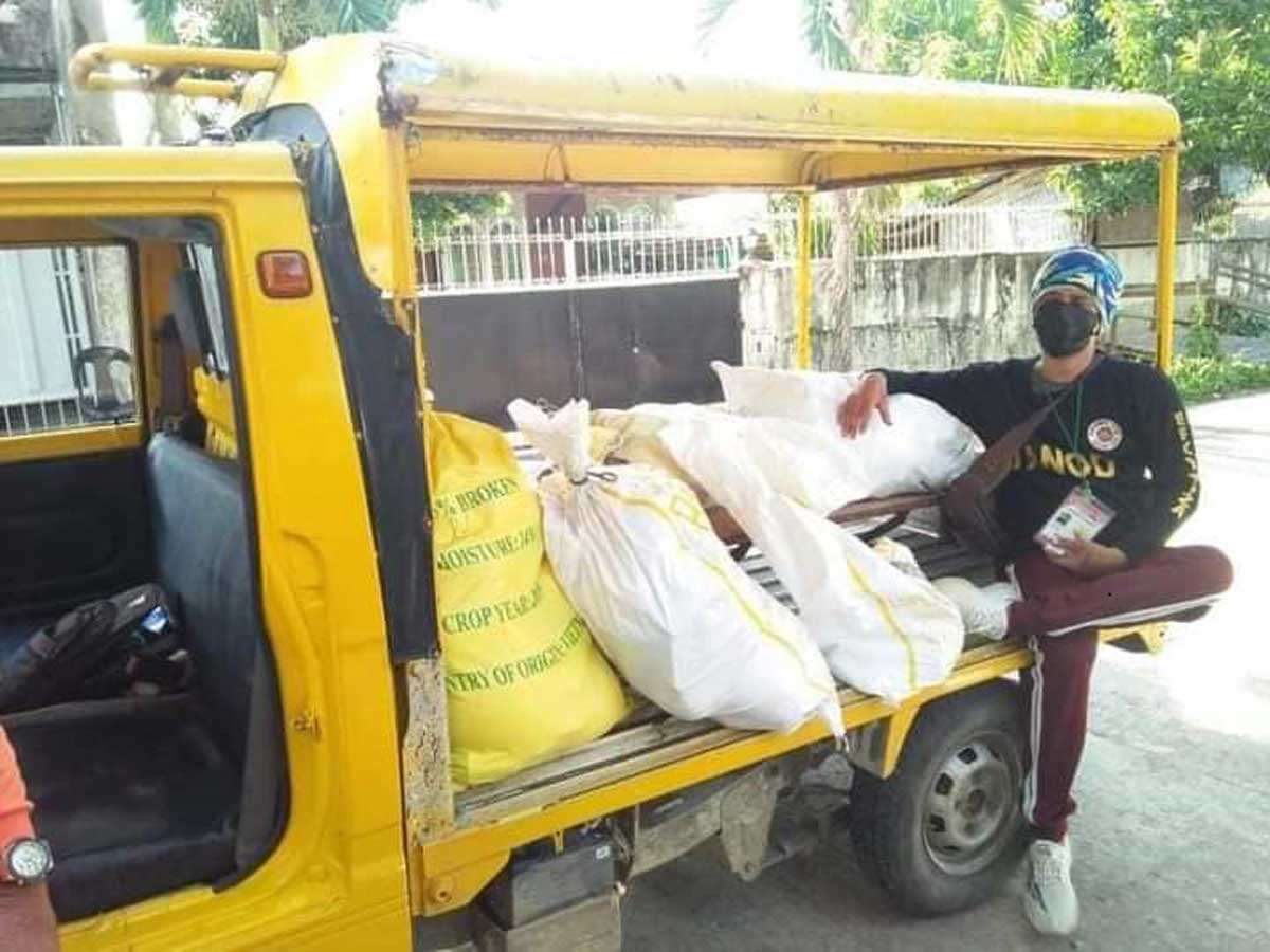 The Roxas City police, Barangay Peacekeeping Action Team and Barangay Health Emergency Response Team distribute food packs to locked down households in Barangay Tiza. PHOTOS FROM UPOD KITA RONNIE DADIVAS FACEBOOK PAGE