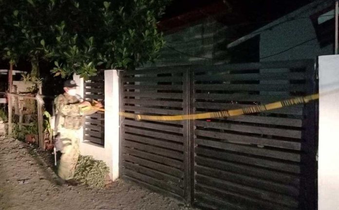 region-ime-hamtic A policeman removes the barrier tape cordoning the house of a frontliner under quarantine in Barangay Calala, Hamtic, Antique. PHOTOS FROM FACEBOOK PAGE OF MAYOR JUNJUN PACIFICADOR