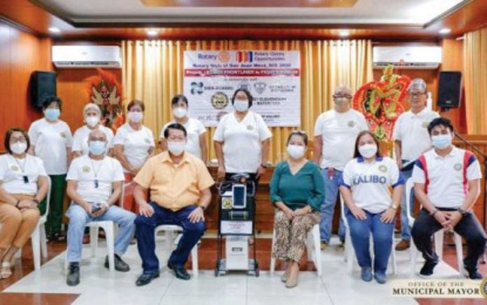region-kalibo-robot Local and health officials of the municipality of Kalibo, Aklan pose with LISA (Logistics Indoor Service Assistant) robot (center) during the latter’s turnover at the Kalibo municipal hall on April 20. The robot will be joining other frontliners in attending to coronvirus patients. PNA, KALIBO LGU PHOTO