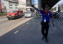 A traffic enforcer directs the flow of vehicles and pedestrians in Molo, Iloilo City. The city will now fully compensate traffic auxiliaries for their 26 days of duty every month. However, some of them will be retrenched. JAPHET FAJARDO/PN