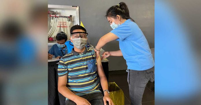 vaccine-not-mandatory A healthcare worker administers a vaccine against coronavirus disease 2019 to a man in SM City Iloilo. Recently, the House Bill No. 9252 was filed to make COVID vaccination mandatory but Palace says it finds no reason to make it compulsory. JERRY TREÑAS/FACEBOOK