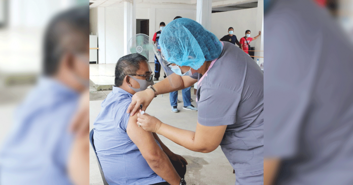 vice-guv Guimaras’ Gov. Samuel Gumarin (left) gets vaccinated against coronavirus. He hopes that through his example, Guimarasnons would be encouraged to also have themselves vaccinated. PHOTO FROM PROVINCIAL GOV’T OF GUIMARAS