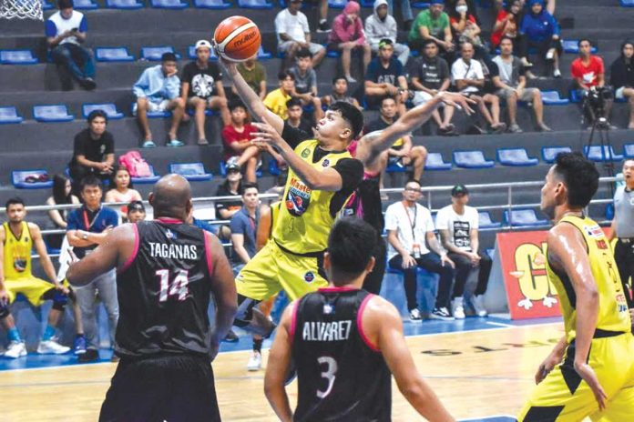 Bacolod,-Negros-to-carry-WV-colors-in-MPBL-Mumbaki-Cup Bacolod Master Sardines’ Jess Mar Villahermosa goes for a layup against the defense of Bulacan Kuyas during their 2019-2020 MPBL Lakan Cup game. PHOTO BY: MPBL PHOTO