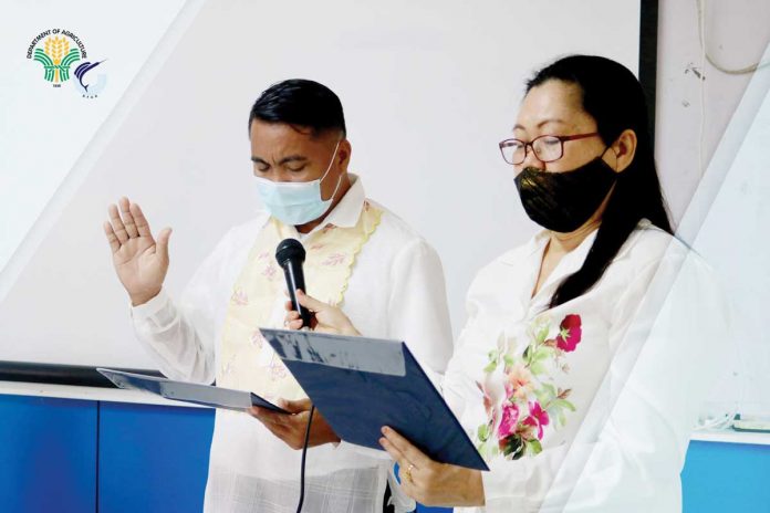 Biz-2 Gerald Bano (left), the chairperson of the municipal fisheries and aquatic resource management councils of San Dionisio, Iloilo, takes his oath of office before BFAR-6 Regional Director Remia Aparri on May 3, 2021. He will serve as the region’s fisherfolk director for a month in line with the observance of the Farmers and Fisherfolk Month this May. BFAR-6
