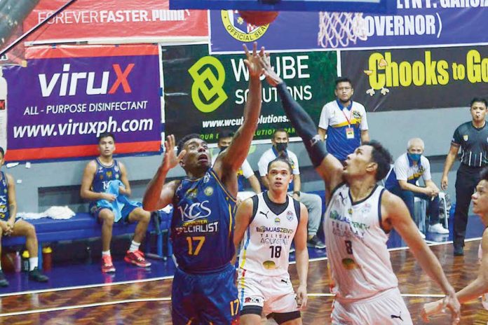 MANDAUE-CITY-UPSETS-TALISAY-CITY,-BAGS-VISMIN-SUPER-CUP-CROWN APIR TAYO! KCS Computer Specialist-Mandaue City’s Chris Exciminiano inadvertently touches hands with MJAS Zenith-Talisay City Aquastars’ Jhaymo Eguilos during the Game 3 of the Pilipinas VisMin Super Cup Visayas leg finals. PHOTO BY CHOOKS-TO-GO PILIPINAS