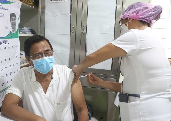 Nation-1-banner Mayor Reynor Gonzales of Lambunao, Iloilo receives his first dose of Sinovac’s COVID-19 vaccine recently. Gonzales was a senior citizen and belongs to the A3 priority list in the vaccination drive. With the latest approval from the IATF, local chief executives move to A1.5, surpassing the senior citizens on the list. CEC INFOCENTER LAMBUNAO