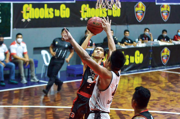 Sports-3 Dumaguete Warriors’ Jaybie Mantilla shoots for a basket against Tabogon Voyagers during the playoffs of the VisMin Super Cup, Saturday, in Cebu. PILIPINAS VISMIN SUPER CUP