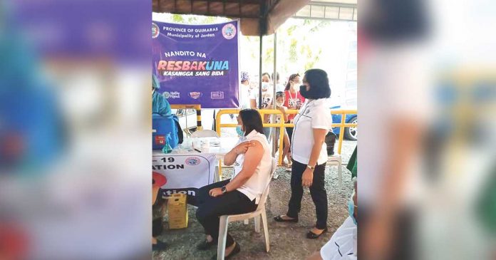 jordan-folks A frontliner in Jordan, GuimAras receives her initial dose of the vaccine against coronavirus disease. PHOTO FROM THE FACEBOOK PAGE OF MAYOR RUBEN CORPUZ