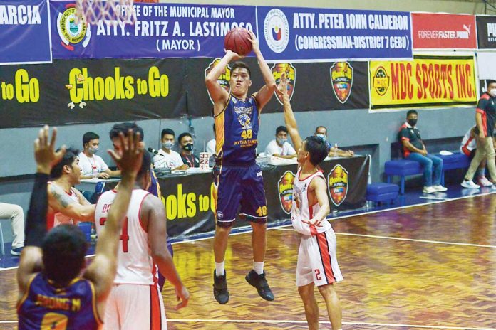 juntilla-drops ARQ Builders Lapu-Lapu Heroes' Reed Juntilla attempts a three-point shot during their do-or-die quarterfinals game against Dumaguete Warriors on Sunday. PILIPINAS VISMIN SUPER CUP